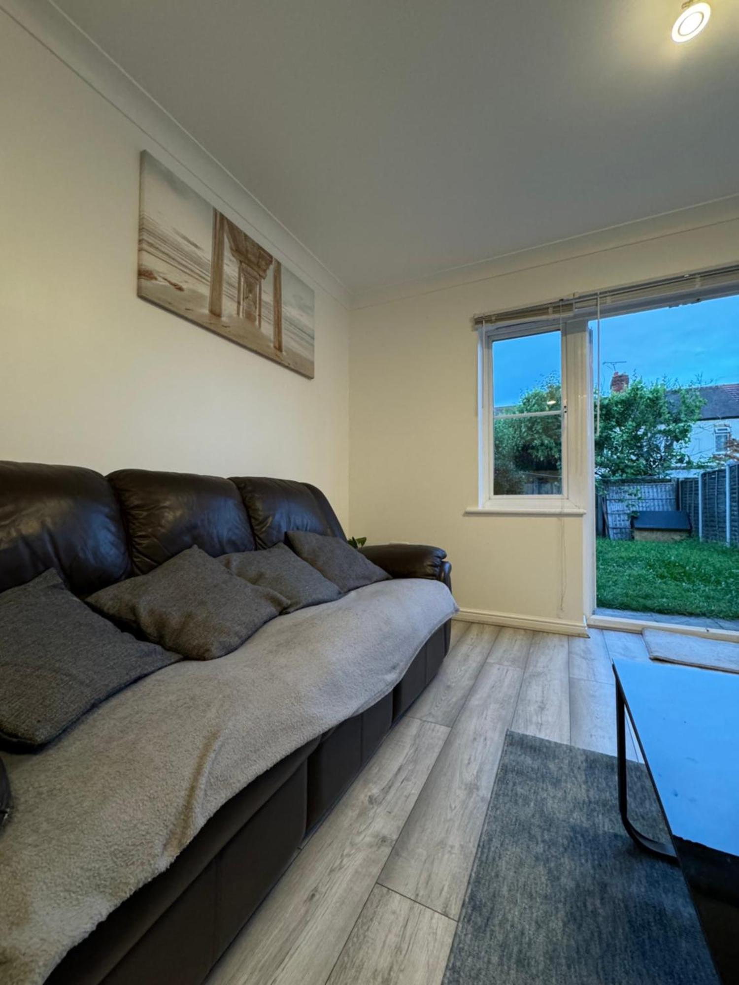 Spacious 3 Bedroom Home, With Private Driveway 5 Minutes From Excel Centre & Custom House Londra Esterno foto