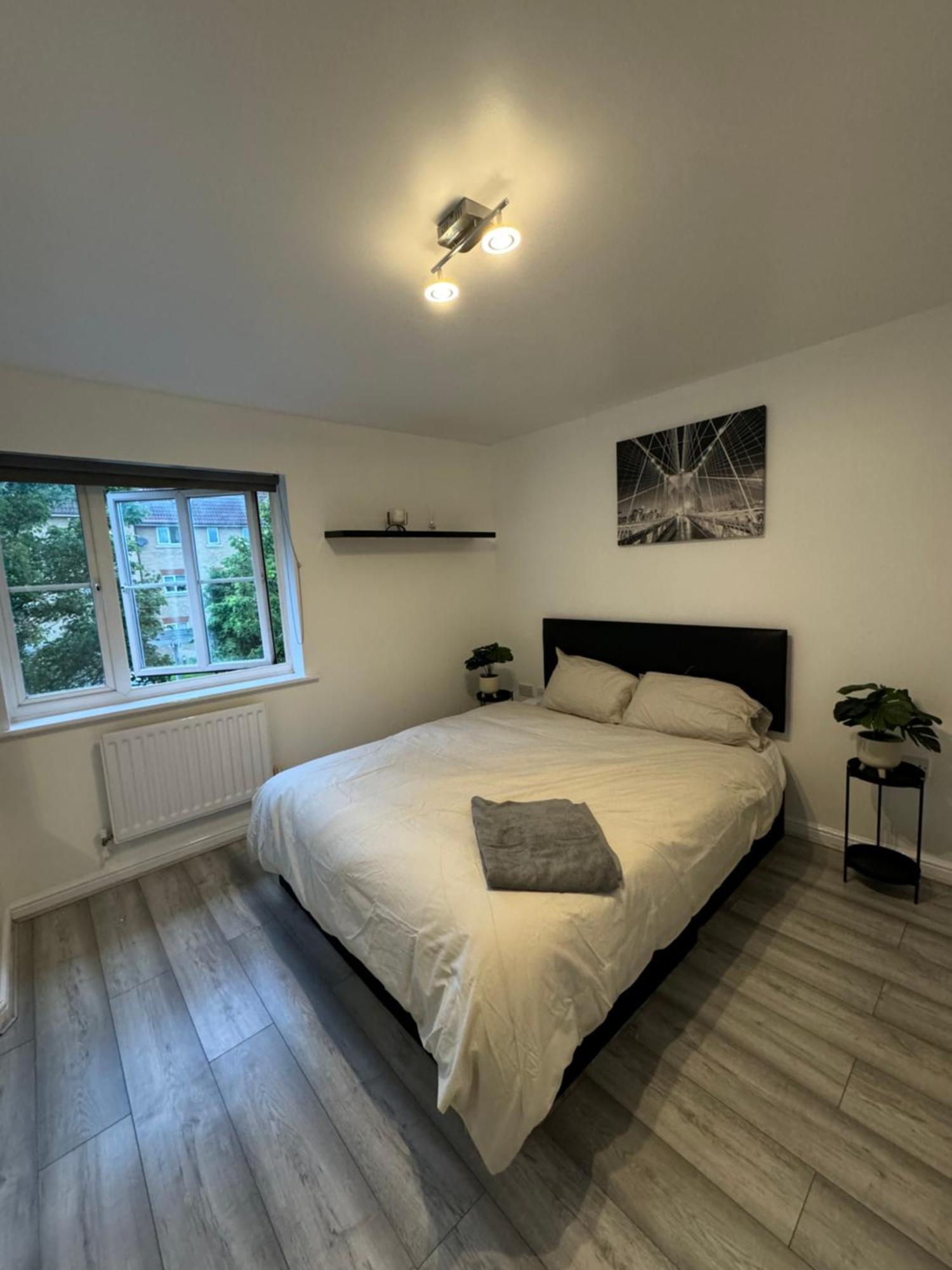 Spacious 3 Bedroom Home, With Private Driveway 5 Minutes From Excel Centre & Custom House Londra Esterno foto