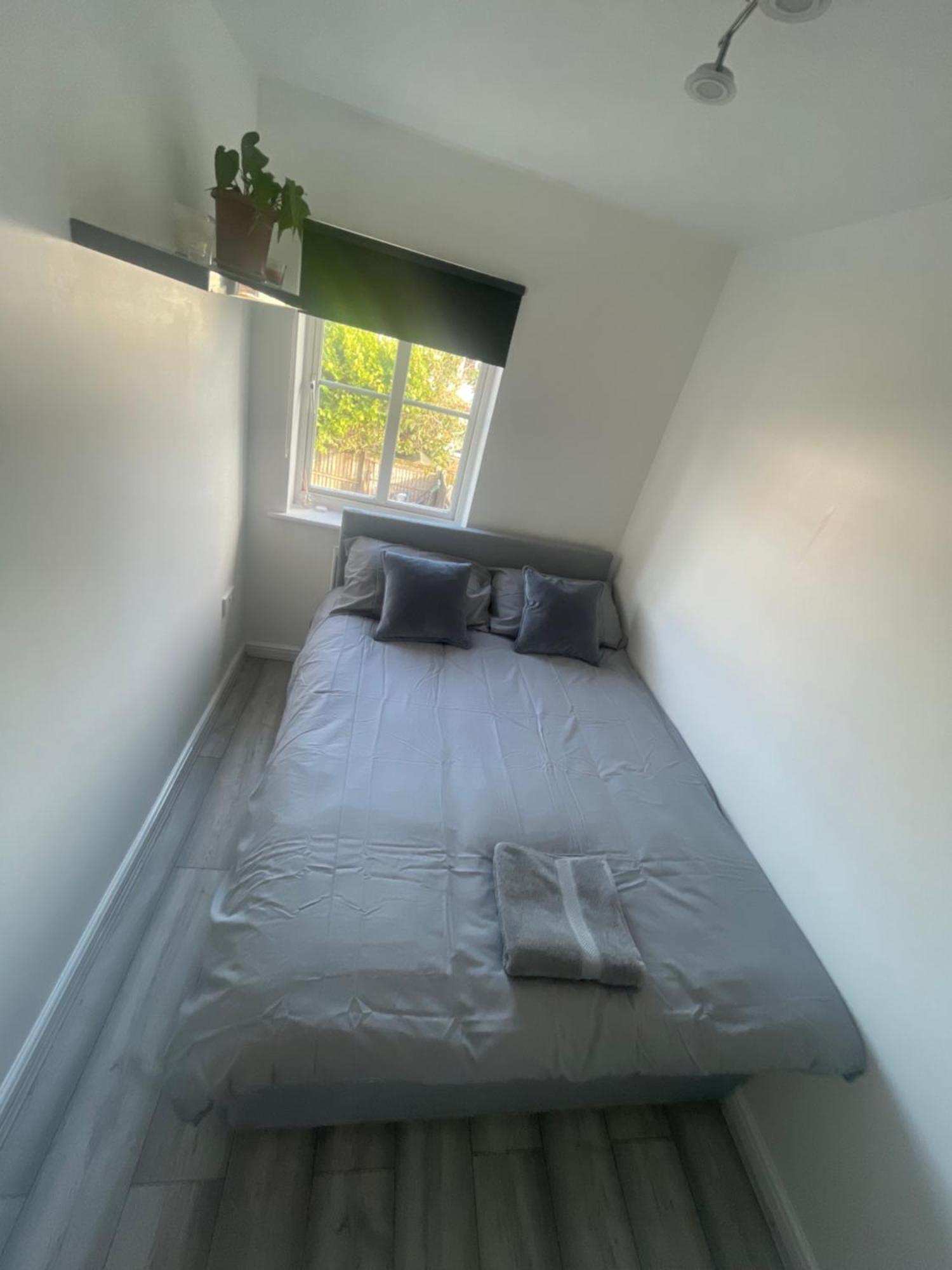 Spacious 3 Bedroom Home, With Private Driveway 5 Minutes From Excel Centre & Custom House Londra Esterno foto